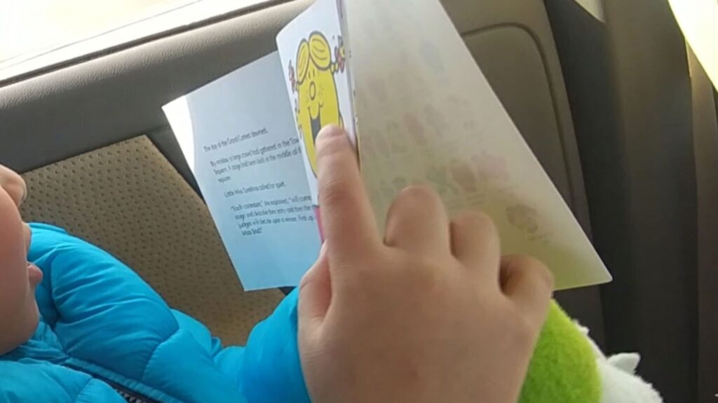 車の中で英語の本を読む子ども
