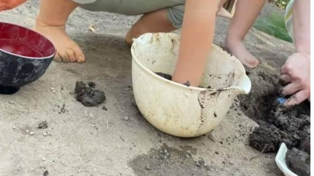 泥だらけになった子どもの手足
