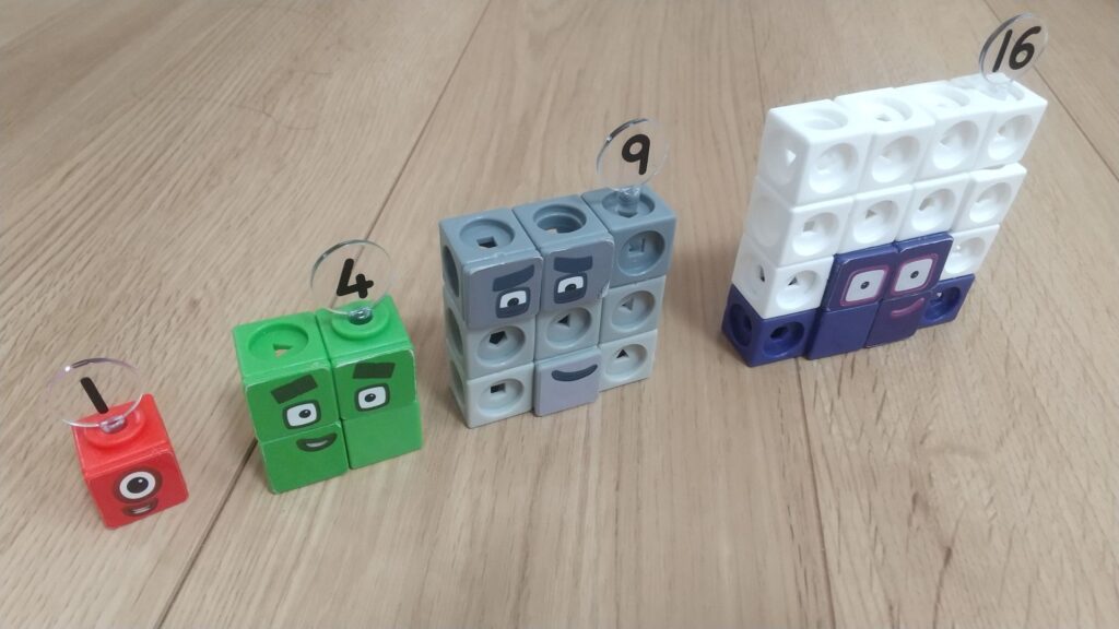 ナンバーブロックスのおもちゃを並べた写真