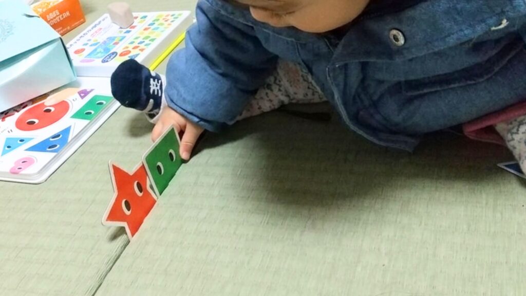 畳の隙間にマグネットを差し込む子ども