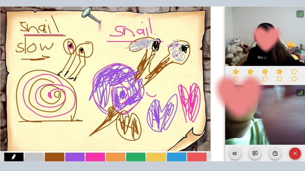 自分で飼っているカタツムリの絵を描きながら、先生と英語で楽しそうにフリートークしている瞬間
